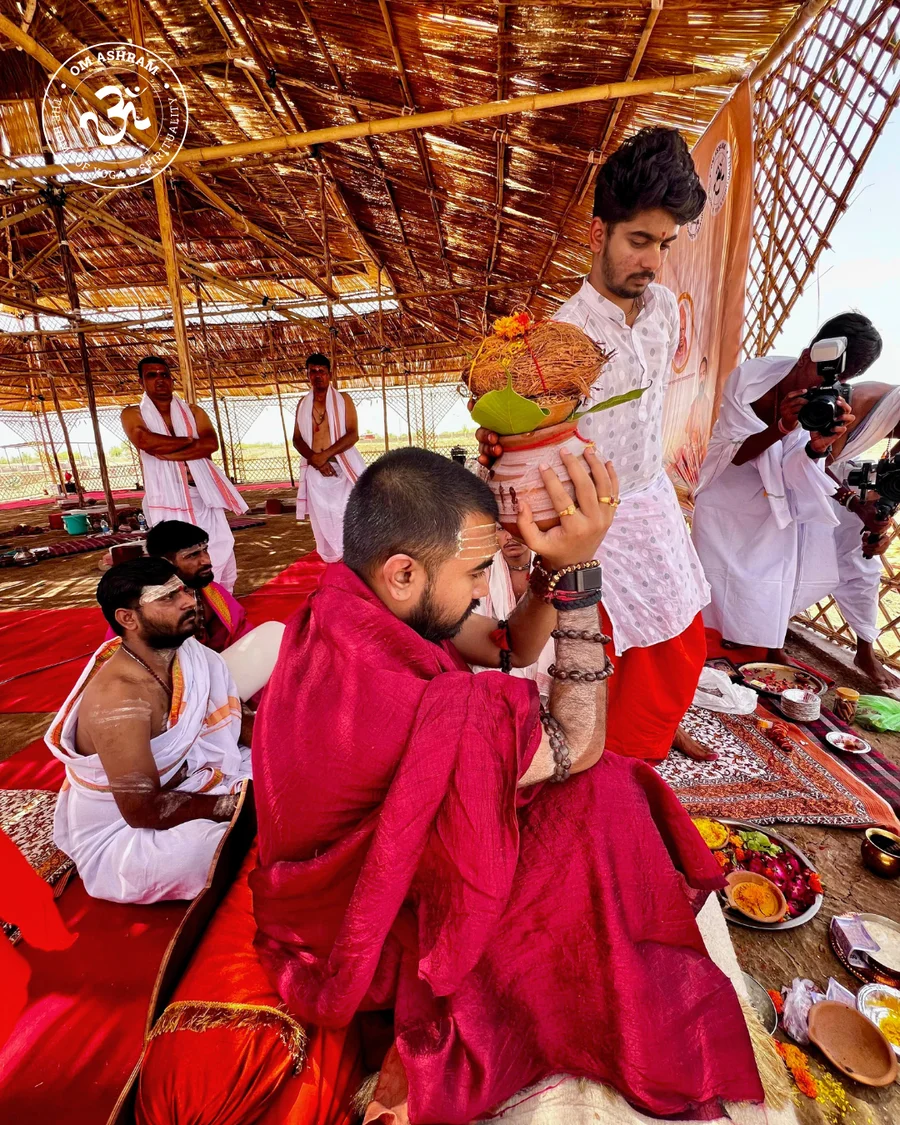 Param Pujya Mahamandaleshwar Shree Swami Avatar Puri Ji Maharaj carrying holy water and coconut on his head.
